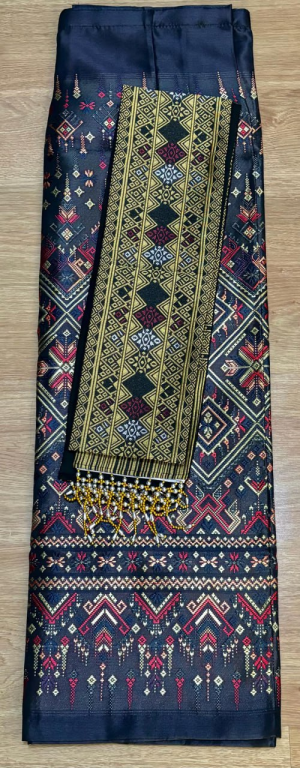 Set of Lao sinh Wrap around Skirt with Lao sinh /pha being Lao Silk Free Size.Ready to wear.